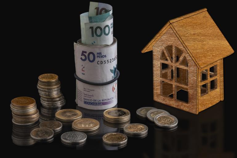 Imagen de dinero y una vivienda